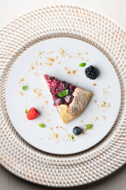 Kırmızı çilekli turta, kiraz, ahududu ve böğürtlenli. Noel süslemeli en iyi manzara masası.