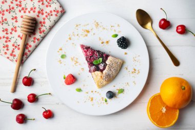 Kırmızı çilekli turta, kiraz, ahududu ve böğürtlenli. Noel süslemeli en iyi manzara masası.