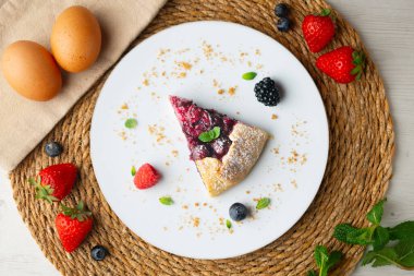 Kırmızı çilekli turta, kiraz, ahududu ve böğürtlenli. Noel süslemeli en iyi manzara masası.