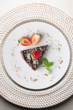 Taze çilekli çikolatalı cheesecake. Noel süslemeleri ile en üstteki görünüm masası.