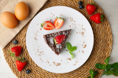 Taze çilekli çikolatalı cheesecake. Noel süslemeleri ile en üstteki görünüm masası.