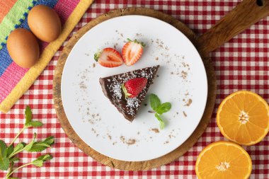 Taze çilekli çikolatalı cheesecake. Noel süslemeleri ile en üstteki görünüm masası.