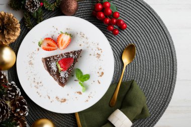 Taze çilekli çikolatalı cheesecake. Noel süslemeleri ile en üstteki görünüm masası.