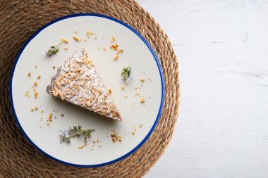 Santiago pastası. İspanyol bademli keki. Noel süslemeleri ile en üstteki görünüm masası.