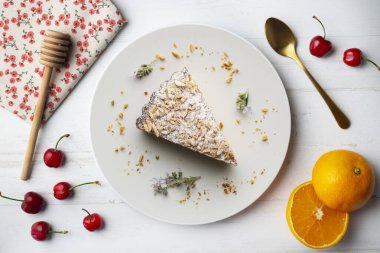 Santiago pastası. İspanyol bademli keki. Noel süslemeleri ile en üstteki görünüm masası.