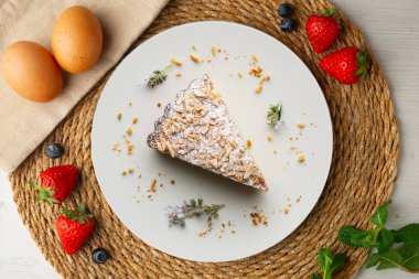 Santiago pastası. İspanyol bademli keki. Noel süslemeleri ile en üstteki görünüm masası.