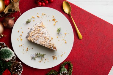 Santiago pastası. İspanyol bademli keki. Noel süslemeleri ile en üstteki görünüm masası.