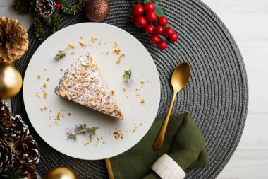 Santiago pastası. İspanyol bademli keki. Noel süslemeleri ile en üstteki görünüm masası.