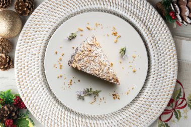 Santiago pastası. İspanyol bademli keki. Noel süslemeleri ile en üstteki görünüm masası.