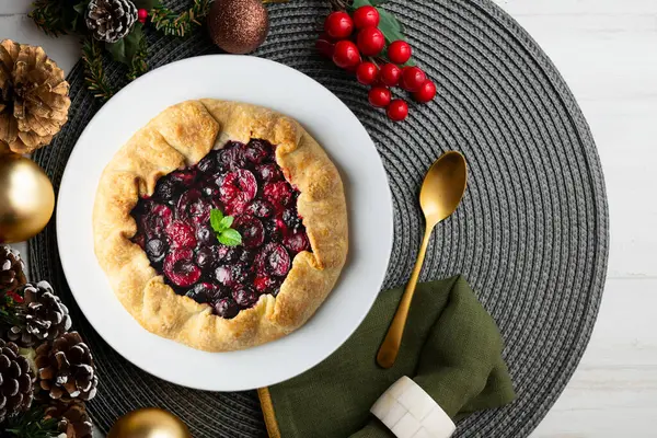 Kırmızı çilekli turta, kiraz, ahududu ve böğürtlenli. Noel süslemeli en iyi manzara masası.