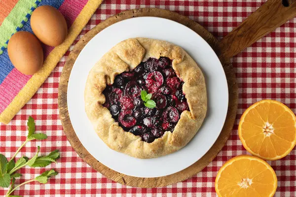 Kırmızı çilekli turta, kiraz, ahududu ve böğürtlenli. Noel süslemeli en iyi manzara masası.