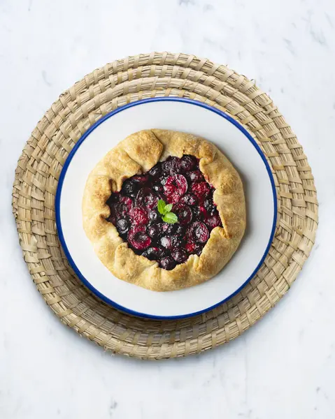Kırmızı çilekli turta, kiraz, ahududu ve böğürtlenli. Noel süslemeli en iyi manzara masası.