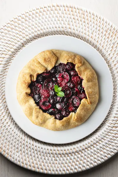 Kırmızı çilekli turta, kiraz, ahududu ve böğürtlenli. Noel süslemeli en iyi manzara masası.