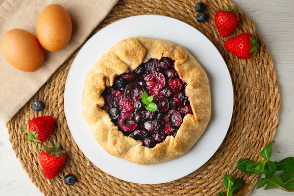 Kırmızı çilekli turta, kiraz, ahududu ve böğürtlenli. Noel süslemeli en iyi manzara masası.