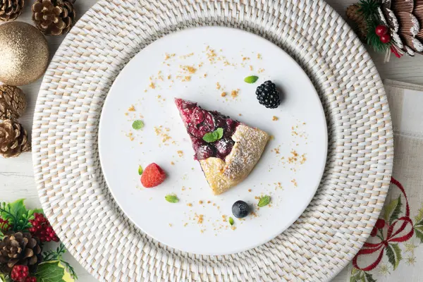 Kırmızı çilekli turta, kiraz, ahududu ve böğürtlenli. Noel süslemeli en iyi manzara masası.