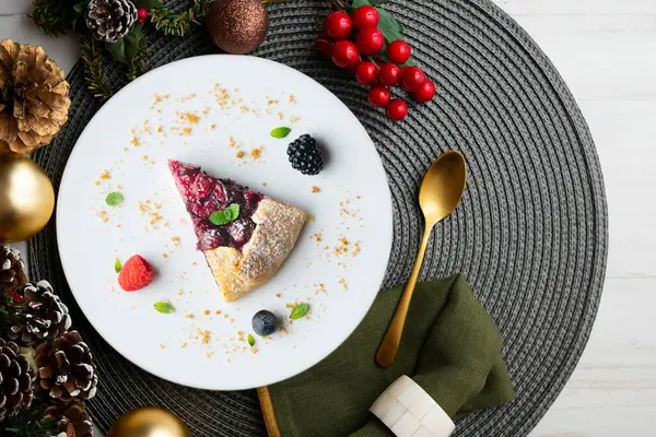 Kırmızı çilekli turta, kiraz, ahududu ve böğürtlenli. Noel süslemeli en iyi manzara masası.