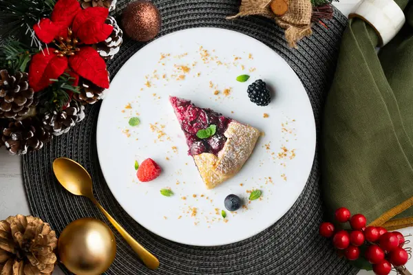 Kırmızı çilekli turta, kiraz, ahududu ve böğürtlenli. Noel süslemeli en iyi manzara masası.