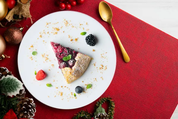 Kırmızı çilekli turta, kiraz, ahududu ve böğürtlenli. Noel süslemeli en iyi manzara masası.