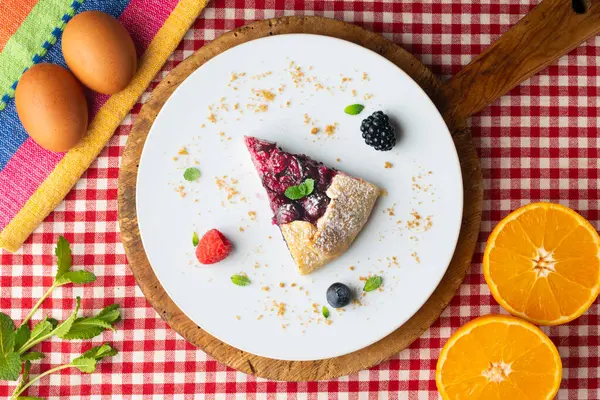 Kırmızı çilekli turta, kiraz, ahududu ve böğürtlenli. Noel süslemeli en iyi manzara masası.