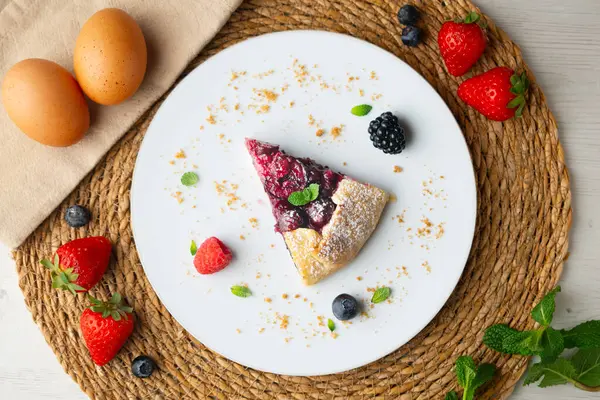 Kırmızı çilekli turta, kiraz, ahududu ve böğürtlenli. Noel süslemeli en iyi manzara masası.