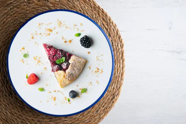 Kırmızı çilekli turta, kiraz, ahududu ve böğürtlenli. Noel süslemeli en iyi manzara masası.