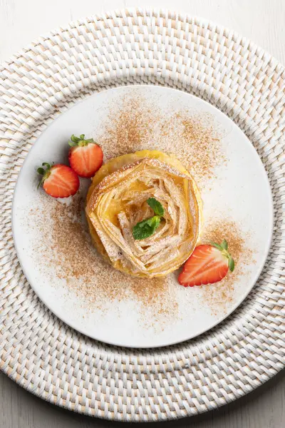 Kremayla doldurulmuş filo pastasından yapılmış çiçek şeklinde tart. Noel süslemeleri ile en üstteki görünüm masası.