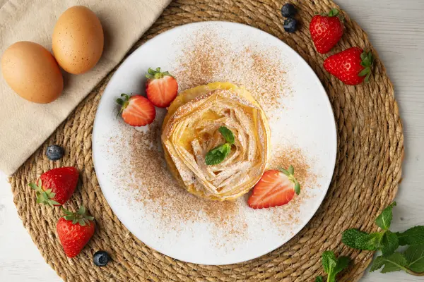 Kremayla doldurulmuş filo pastasından yapılmış çiçek şeklinde tart. Noel süslemeleri ile en üstteki görünüm masası.