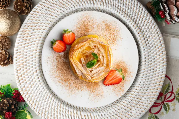 Kremayla doldurulmuş filo pastasından yapılmış çiçek şeklinde tart. Noel süslemeleri ile en üstteki görünüm masası.