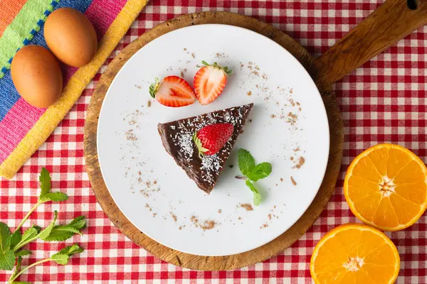 Taze çilekli çikolatalı cheesecake. Noel süslemeleri ile en üstteki görünüm masası.