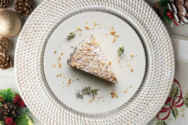 Santiago pastası. İspanyol bademli keki. Noel süslemeleri ile en üstteki görünüm masası.