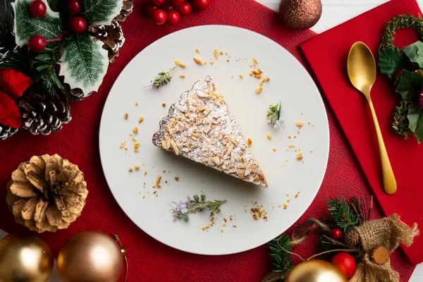 Santiago pastası. İspanyol bademli keki. Noel süslemeleri ile en üstteki görünüm masası.