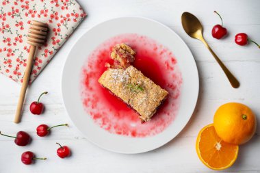 Lezzetli ev yapımı ahududulu tart. Noel süslemeleri ile en üstteki görünüm masası.