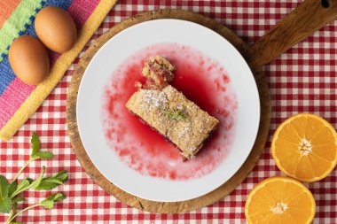 Lezzetli ev yapımı ahududulu tart. Noel süslemeleri ile en üstteki görünüm masası.