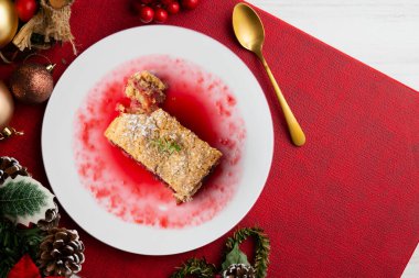 Lezzetli ev yapımı ahududulu tart. Noel süslemeleri ile en üstteki görünüm masası.