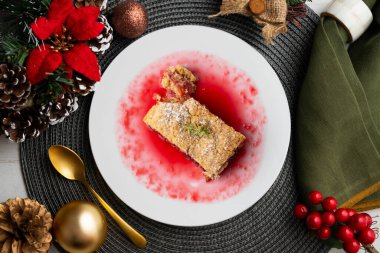 Lezzetli ev yapımı ahududulu tart. Noel süslemeleri ile en üstteki görünüm masası.