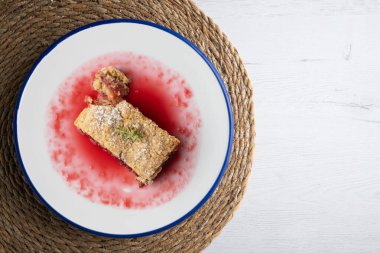 Lezzetli ev yapımı ahududulu tart. Noel süslemeleri ile en üstteki görünüm masası.