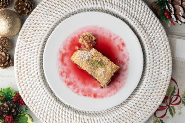 Lezzetli ev yapımı ahududulu tart. Noel süslemeleri ile en üstteki görünüm masası.