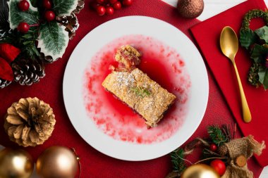 Lezzetli ev yapımı ahududulu tart. Noel süslemeleri ile en üstteki görünüm masası.