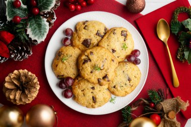 El yapımı çikolatalı kurabiyeler. Noel süslemeleri ile en üstteki görünüm masası.
