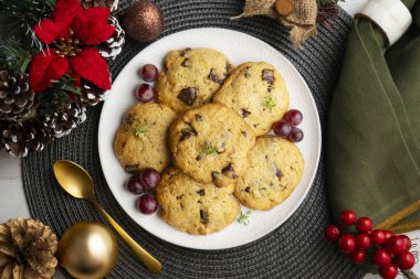El yapımı çikolatalı kurabiyeler. Noel süslemeleri ile en üstteki görünüm masası.