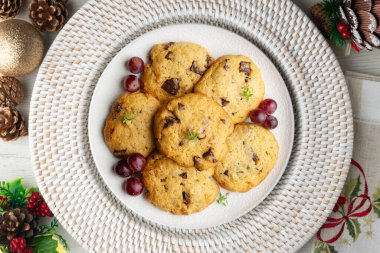 El yapımı çikolatalı kurabiyeler. Noel süslemeleri ile en üstteki görünüm masası.
