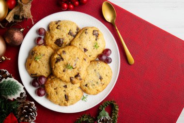 El yapımı çikolatalı kurabiyeler. Noel süslemeleri ile en üstteki görünüm masası.