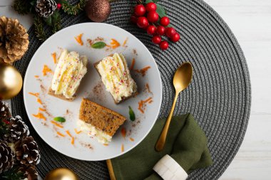 Krem peynirli havuç ve cevizli kek. Noel süslemeleri ile en üstteki görünüm masası.