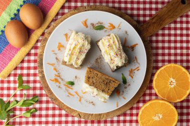 Krem peynirli havuç ve cevizli kek. Noel süslemeleri ile en üstteki görünüm masası.