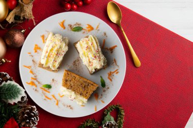 Krem peynirli havuç ve cevizli kek. Noel süslemeleri ile en üstteki görünüm masası.