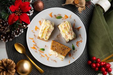 Krem peynirli havuç ve cevizli kek. Noel süslemeleri ile en üstteki görünüm masası.