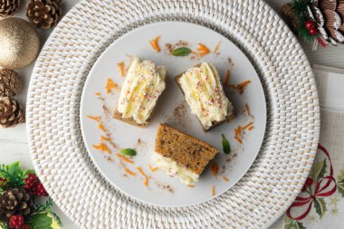 Krem peynirli havuç ve cevizli kek. Noel süslemeleri ile en üstteki görünüm masası.