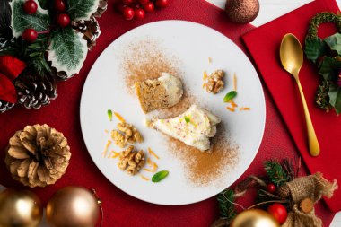 Krem peynirli havuç ve cevizli kek. Noel süslemeleri ile en üstteki görünüm masası.