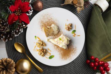 Krem peynirli havuç ve cevizli kek. Noel süslemeleri ile en üstteki görünüm masası.