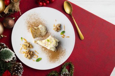 Krem peynirli havuç ve cevizli kek. Noel süslemeleri ile en üstteki görünüm masası.